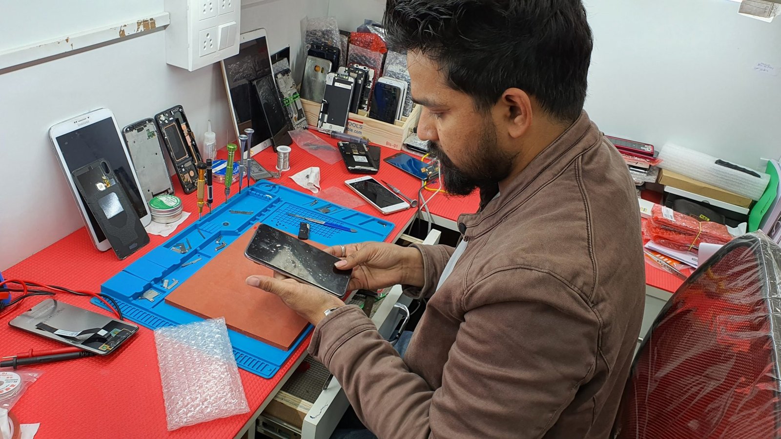 Mobile Repairing Shop In Indirapuram At Aditya Mall